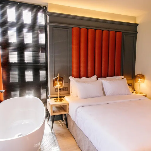 غرفة بسرير مزدوج بحوض استحمام، Sandali Metekhi Boutique hotel 3/5