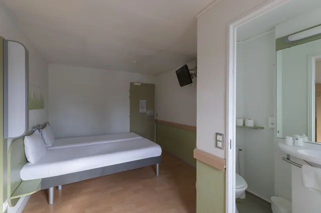 Twin room, B&B Hotel Troyes Centre 3/5