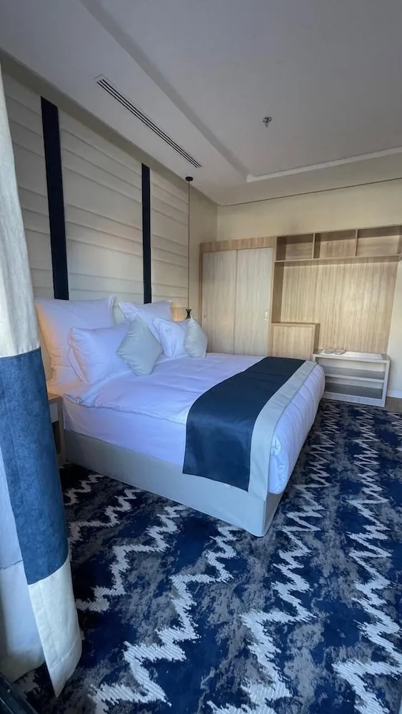 غرفة سوبيريور بسرير كينج وسرير كوين بشرفة، Le Reve Hotel 1/10