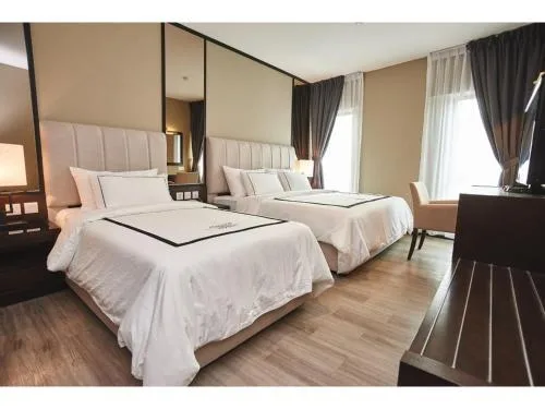 غرفة عائلية ثلاثية بسريرين مزدوجين، Corsica Hotel 1/2