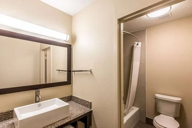 غرفة قياسية بسرير كينج، Quality Inn Merriam Kansas City 9/10