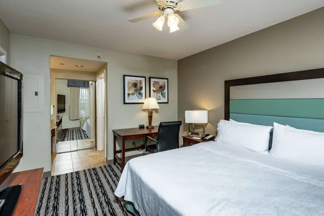 جناح ركني بسرير كينج، Homewood Suites By Hilton Portland 1/3