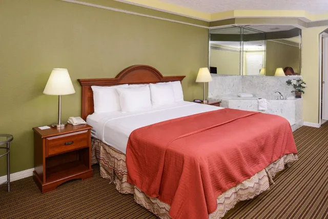 Suite, Jetted Tub, Bathtub, Americas Best Value Inn & Suites Waller Prairie View 5/10
