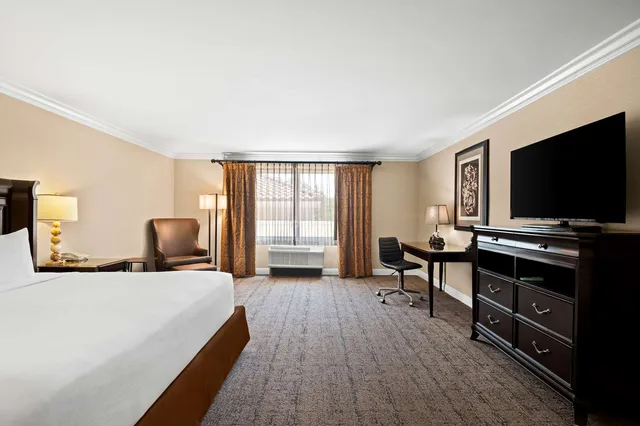 Room, King Bed, Sofa, Bathtub, Accessible, Best Western Ontario Mills 3/4