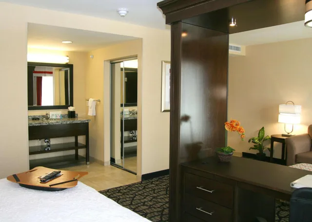 جناح بسرير كينج مع أريكة لذوي الإعاقة، Hampton Inn and Suites Salt Lake City / Univ Foothill Dr UT 3/4