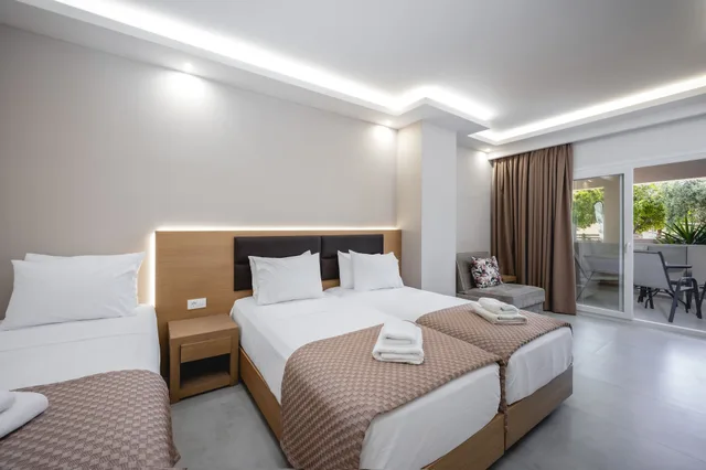 غرفة رباعية بثلاثة أسرّة بشرفة مع أريكة، Vice Apartments 1/3