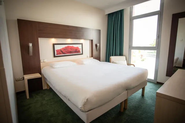 Superior, Queen Bed, Citotel Hostellerie Saint Vincent Beauvais 4/4