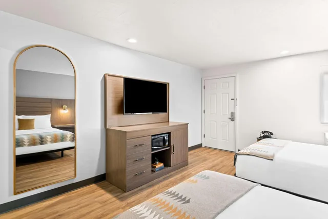 Room, Quadruple, 2 Queen Beds, Pet Friendly, Bathtub, Accessible, Maverick Hotel Eugene Near University, Ascend Hotel Collection 2/4