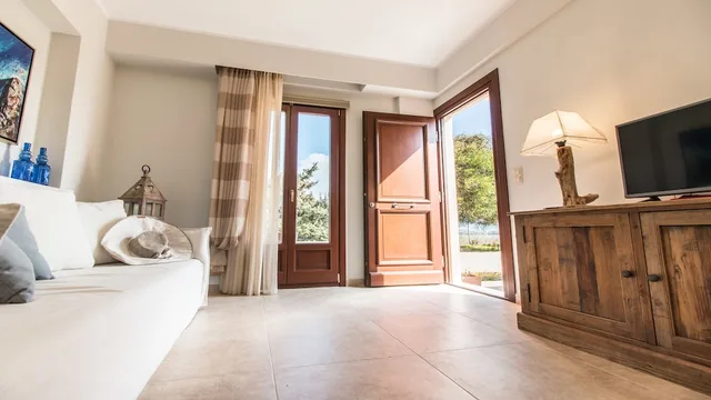 شقة بسريرين منفصلين بإطلالة على البحيرة بغرفتي نوم مع أريكة، Gratsias Luxury Apartments 1/5