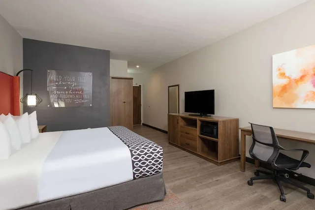 غرفة بسرير كينج لذوي الإعاقة، La Quinta Inn & Suites by Wyndham Pflugerville 2/4