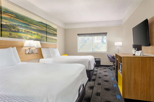 غرفة قياسية بسريرين كوين، Days Inn by Wyndham Kansas City International Airport 3/6