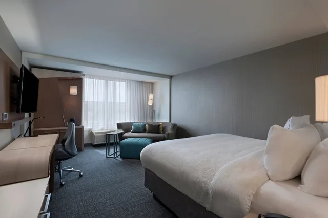 جناح بسرير كينج مع أريكة، Courtyard By Marriott Jackson Madison 2/5