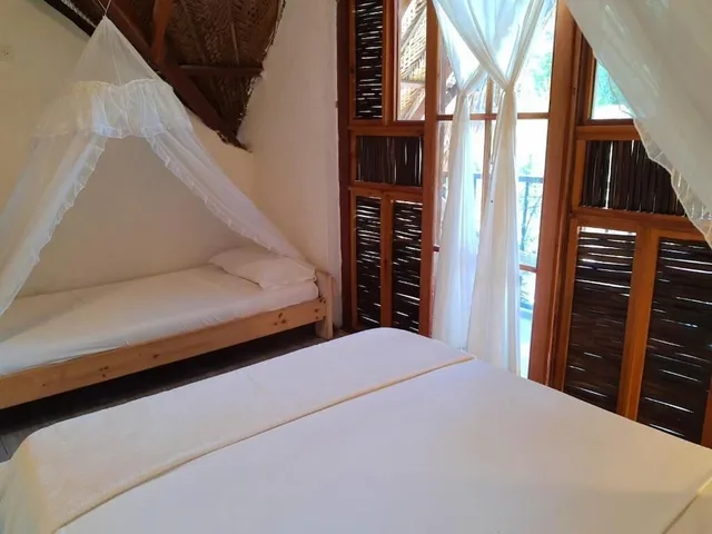 غرفة ثلاثية بسرير مزدوج وسرير فردي بإطلالة على المسبح بشرفة، Kawabonga Hostel 2/2