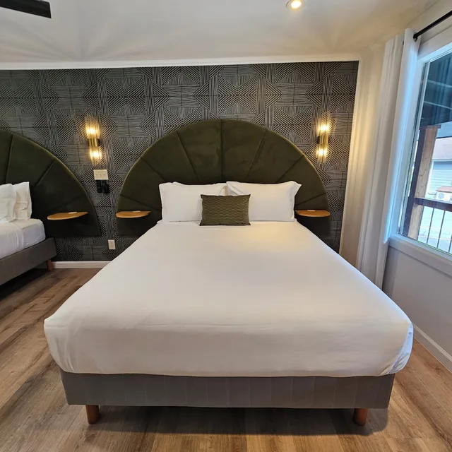 غرفة سوبيريور بسريرين كوين، CedarWood Inn 1/2