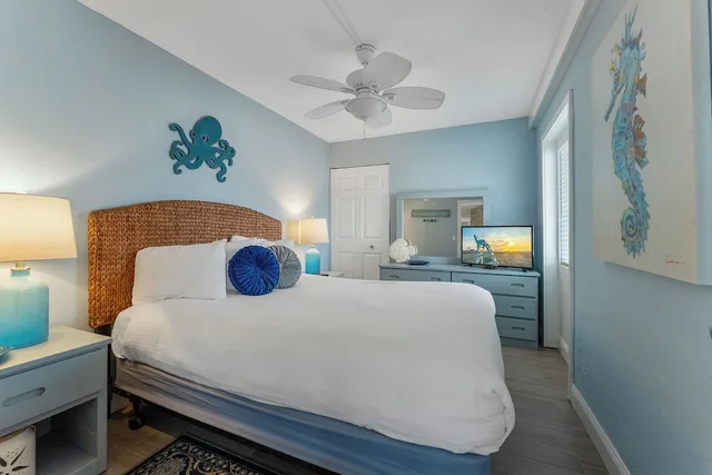 غرفة بسرير كوين بغرفتي نوم مع أريكة، Beachcomber Resort 5/10