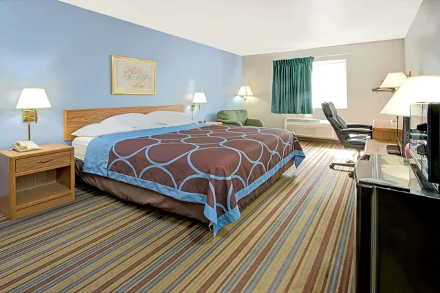 جناح استوديو بسرير كينج، Super 8 By Wyndham Pontoon Beach Il St Louis Mo Area 1/5