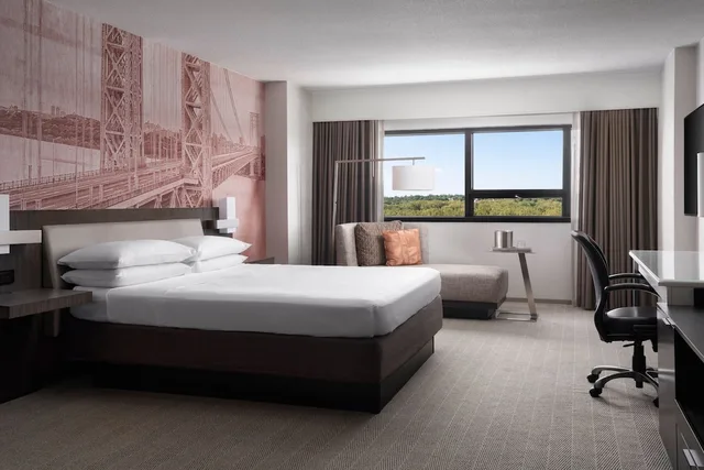 غرفة كلوب بسرير كينج لذوي الإعاقة، Marriott Teaneck at Glenpointe 1/4