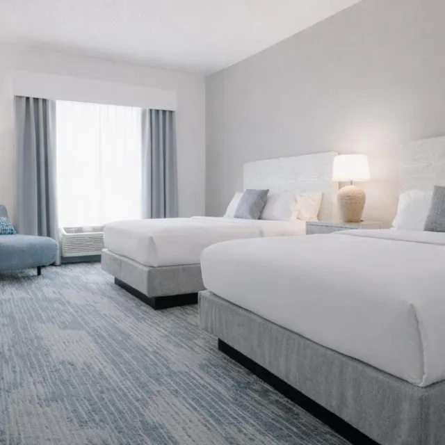 غرفة بسريرين كوين بحوض استحمام لذوي الإعاقة، Hotel Bethany Beach 1/10