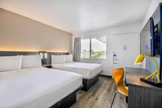 2 Full Beds, Motel6 Austin, TX - North 1/1