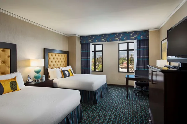 غرفة سوبيريور بسريرين كوين بإطلالة على الجبل في الطابق العلوي، Juniper Hotel Cupertino, Curio Collection By Hilton 1/2