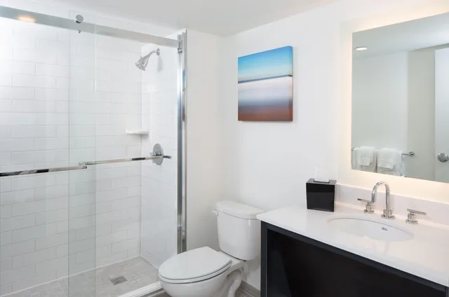 جناح بسرير كينج بغرفة نوم واحدة مع أريكة، CROWNE PLAZA MELBOURNE OCEANFRONT 2/3