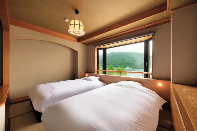 غرفة يابانية غربية بسريرين منفصلين مع أريكة، Yutorelo Nikko Hostel 4/10
