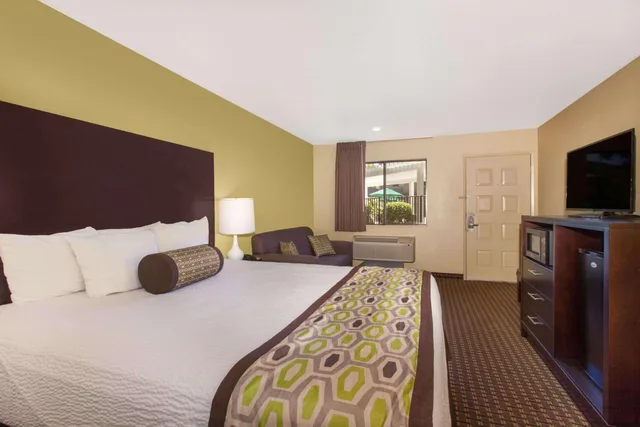 غرفة ديلوكس بسرير كينج، Days Inn by Wyndham San Jose Airport 3/5