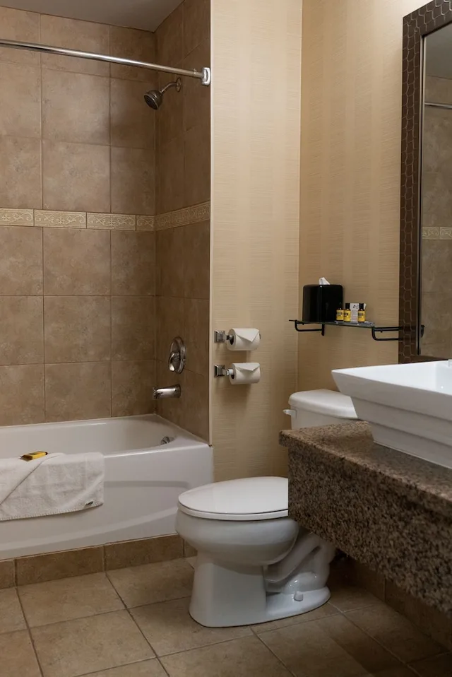 غرفة قياسية بسرير كوين، Best Western Plus Bowmanville 5/7