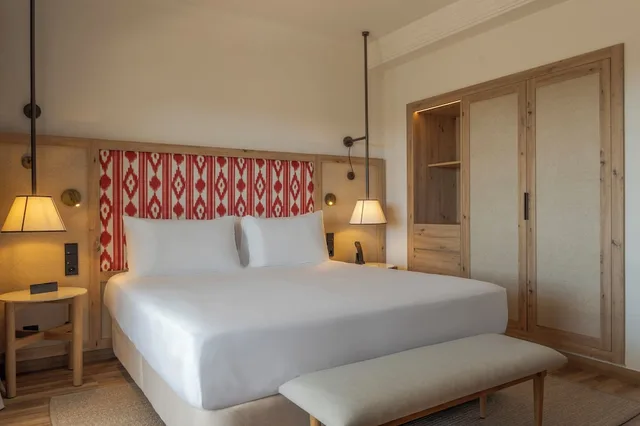 جناح بسرير كينج بغرفة نوم واحدة مع أريكة، Sarena de Muro Resort Mallorca part of Destination by Hyatt 6/10