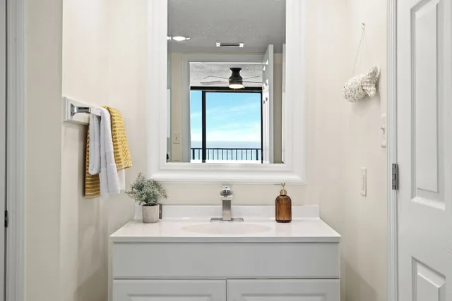 2 Bedrooms, Condo, Island, 1 King and 2 Double Beds, Beach Front, 2 Bathrooms, 2 Sofa، Sandpiper Beacon Beach Resort 5/6