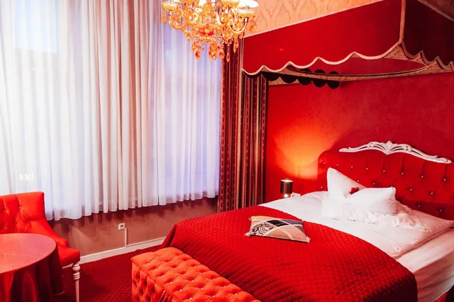 غرفة شهر العسل، Hotel Village 3/10