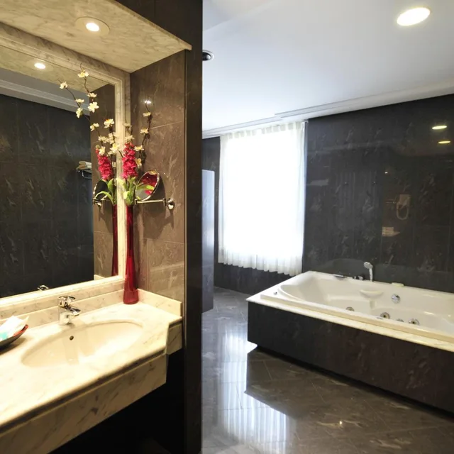 جناح، Hotel Lozano 5/6