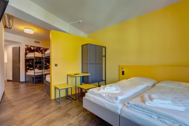 غرفة بستة أسرّة، MEININGER Hotel Munich Olympiapark 2/4