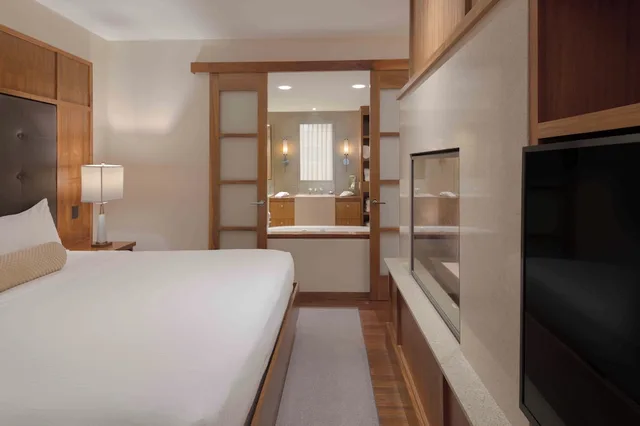 جناح شهر العسل بسرير كينج، Portland Harbor Hotel 1/3