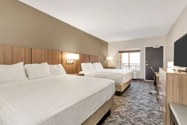 جناح عائلي بسرير كينج وسريرين كوين بشرفة مع أريكة، Best Western Plus Zion Canyon Inn & Suites 2/10