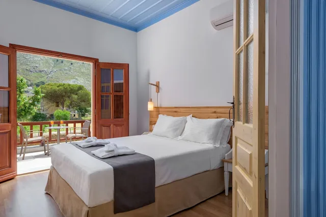 شقة ديلوكس بسرير مزدوج بإطلالة على البحر بشرفة مع أريكة، A Symi Residences 1/4