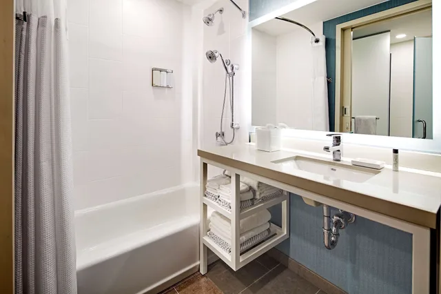 جناح عائلي بسرير كينج وسرير بطابقين مع سرير سحّاب إضافي مع أريكة، Anaheim Suites Hotel 3/5