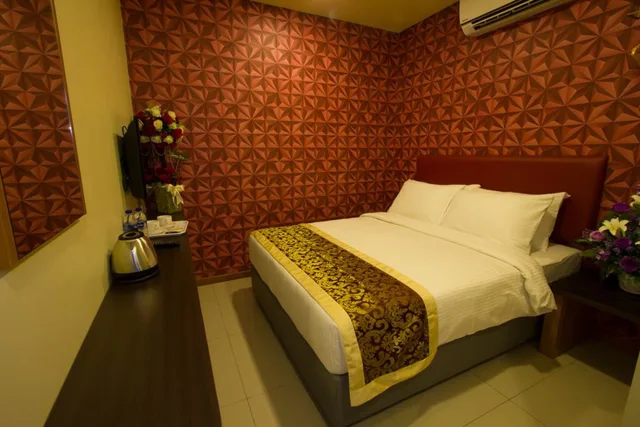Superior, Queen Bed, No Window، Prince 33 Hotel 1/2