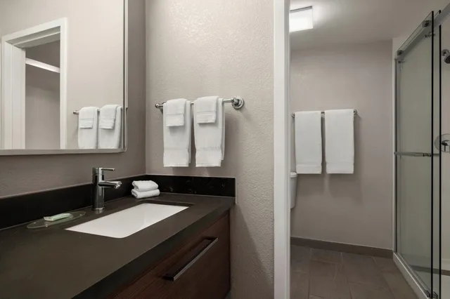 جناح بسرير كينج بغرفة نوم واحدة، Courtyard by Marriott Atlanta Northlake 3/3
