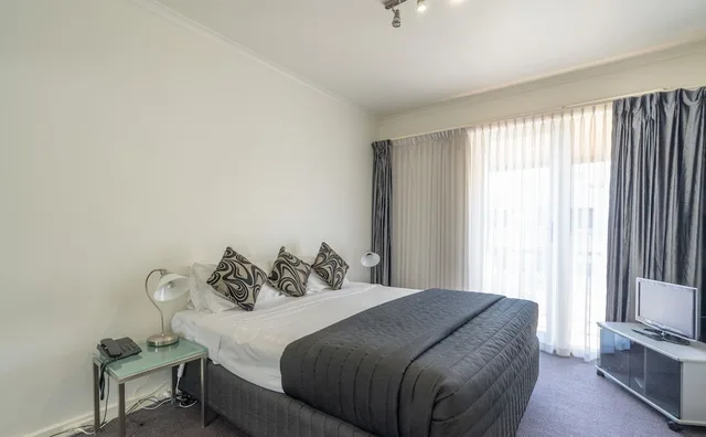 غرفة تنفيذية بسرير كينج وسرير كوين بغرفتي نوم، Carlton Clocktower Apartments 2/5