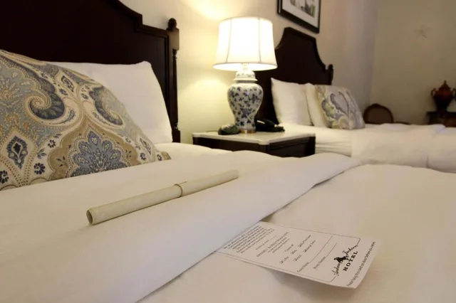 غرفة بسرير كينج بشرفة، Andrew Jackson Hotel 1/1