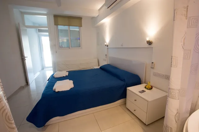 استوديو رومانسي بسرير كوين بحوض جاكوزي، Nissi 49 Apartments 4/9