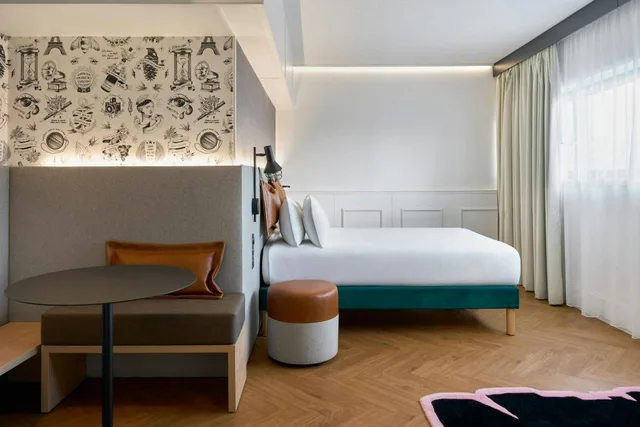 Moxy, Guest Room, Family, King Bed, King and Twin Beds, Large، Moxy Paris La Villette 3/5