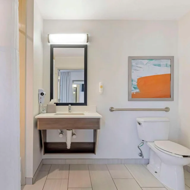 غرفة بسرير كينج بحوض استحمام لذوي الإعاقة، Comfort Inn & Suites Chestertown MD 6/6
