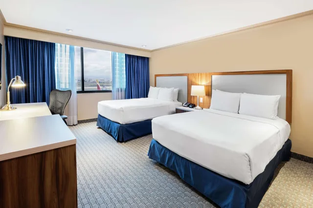 Standard, 2 Double Beds, Hilton Mexico City Airport 3/6