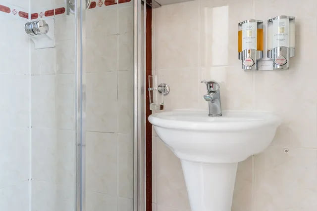 غرفة كلاسيكية بسرير مزدوج، Montana Hotel London 3/3