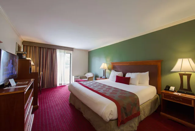 غرفة بسرير مزدوج بإطلالة على المسبح، Ramada By Wyndham Houston Intercontinental Airport East 1/3