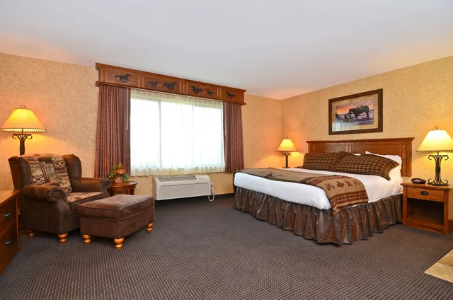 جناح بسرير كينج مع أريكة بحوض جاكوزي، Best Western Plus Kelly Inn and Suites 4/10