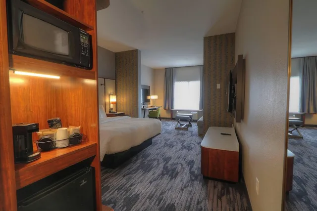 غرفة بسرير كينج مع أريكة، FAIRFIELD INN AND SUITES GATLINBURG DOWNTOWN 3/5