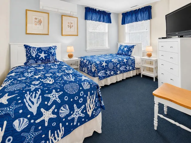 3 Bedrooms, Cottage, King and Twin Beds, Queen Bed, Colonial Acres Resort 1/7